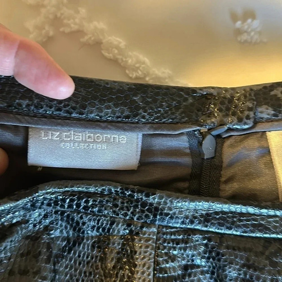 Liz Claiborne leather skirt. Size 10. - Picture 4 of 6